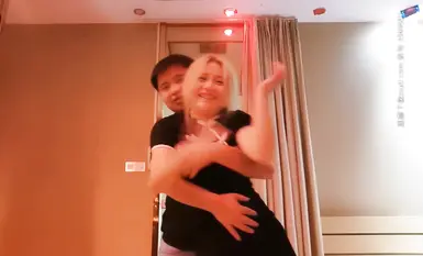 ชายหนุ่มจะเลือกนางสนมคนหนึ่ง และเขาจะเลือกนางสนมสี่คนที่หน้าอกดีที่สุดและสวยงาม สุดท้ายเขาจะเลือกสาวผมเหลืองคนนี้มาเย็ดหีของเธอ