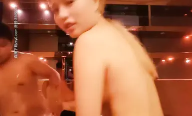 ชายหนุ่มจะเลือกนางสนมคนหนึ่ง และเขาจะเลือกนางสนมสี่คนที่หน้าอกดีที่สุดและสวยงาม สุดท้ายเขาจะเลือกสาวผมเหลืองคนนี้มาเย็ดหีของเธอ