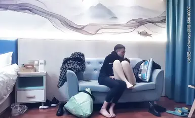 深夜場約了個黑裙性長腿妹子啪啪，如此美麗動人，要讓她穿上情趣裝口交撥開內褲上位騎坐猛操