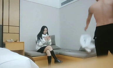 Seorang dewi tulen dari akademi seni, pengiring sambilan, tampan dan tampan, manis dan berkelakuan baik, menggoda dan melakukan hubungan seks dengan stoking hitam