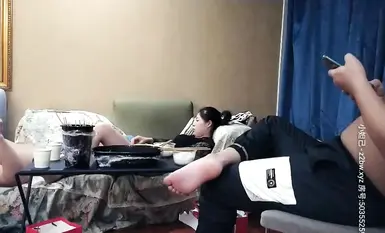 遊び方を知っていて、男性のことをよく理解している魅力的な若い女性です。話したり、笑ったり、飲んだりして、お互いのことをよりよく知ると、より快適になります。