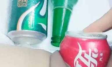 องคชาตของแฟนฉันเล็กเกินไป เขาเลยเย็ดเธอด้วยขวดไวน์และกระป๋องทุกชนิด