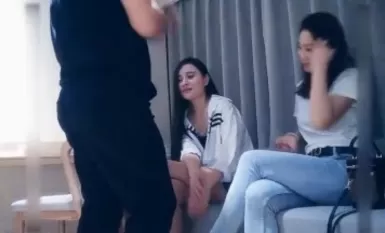 3P famous scene, the little brother found two plump rhyming young women slut, take turns in the artillery want to fuck whoever you want to fuck, cross to fuck, the other in the back pushed his ass shouting hard ah cheer ah launch!