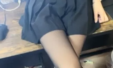 Người đẹp trong bộ đồng phục và tất đen thật gợi cảm, quyến rũ thực sự