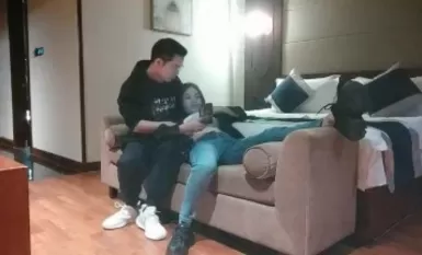 某Mr.ラブのスカウトマン、デビュー戦で淫乱女を犯し、ストッキングで股間を裂く