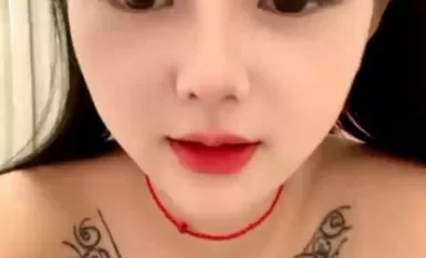 Isang napakalambing na post-00s beauty na may buong katawan ng mga tattoo at kawaii na naglalagablab na mapupulang labi