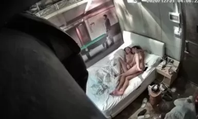 真实酒店偷拍到高质量情侣，妹子脸蛋儿不错