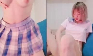 娃娃脸金色短发卡哇伊嫩妹刚下海，撩起衣服短裙揉奶扣穴