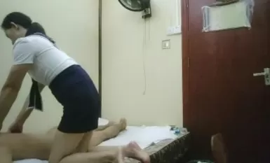 小さな黒人スカウトが女性テクニシャンのためにドアに乗り込み、素晴らしいマッサージと乳房突きサービス