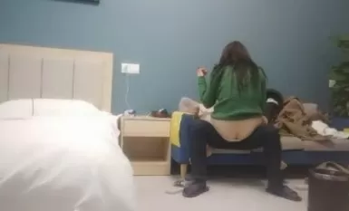 小夏尋花約戰騷熟女開房啪啪，拔下內褲大屁股肥穴