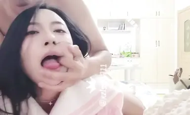 高顏值女神 我小穴還被其他男人插過 他還射我嘴裡了 最後吞精 (1)