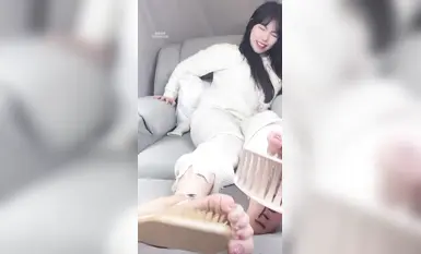 【絲足狂喜】推特28萬粉絲國產原創絲襪足交博主「酥小強」付費私拍 線下專約素人模特足交撫摸調情【第三彈】 (8)