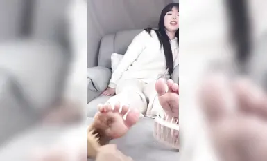 【絲足狂喜】推特28萬粉絲國產原創絲襪足交博主「酥小強」付費私拍 線下專約素人模特足交撫摸調情【第三彈】 (8)