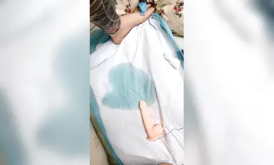 เด็กสาวหน้าตาน่ารักสดใสโชว์ใบหน้าของเธอในการถ่ายทอดสดเพื่อหารายได้พิเศษ เธอดูไร้เดียงสามากและมีรอยสัก ช่องคลอดรูปผีเสื้อของเธอเต็มไปด้วยน้ำลามก เธอกรี๊ดเมื่ออุปกรณ์ประกอบฉากถูกสอดใส่เข้าไป เธอโต้ตอบและจีบเพื่อนหมาป่า