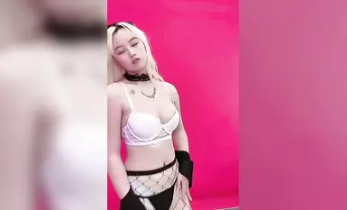 [เสี่ยวหลิงตัง] พิธีกรสาวเซ็กซี่ชาวเน็ตชื่อดังจ่ายค่าเต้นเซ็กซี่บนห้องโดยสารชั้นหนึ่ง (48)