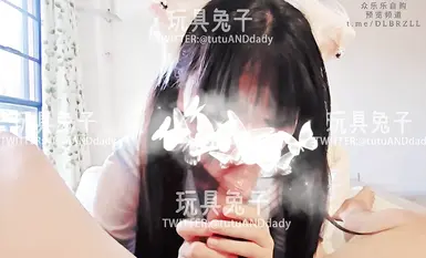 【2025年1月新品】嫩妹終結者性愛大神【玩具兔子】推特付費，雙飛喝尿，調教啪啪，露臉蘿莉母狗 (3)