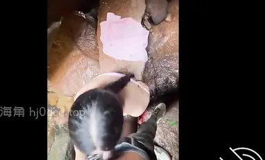 【2025年新流】乱伦大神【会喷水的亲姐姐】和姐姐朋友们一起户外野炊，要走时把姐姐拉到山洞里连续射了两次