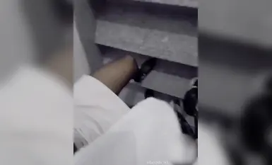 海角乱伦大神『巨乳表姐住我家』表姐又喝醉了，不顾阻拦非要在楼梯间给我口交！挡都挡不住！