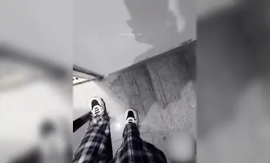 海角乱伦大神『巨乳表姐住我家』表姐又喝醉了，不顾阻拦非要在楼梯间给我口交！挡都挡不住！