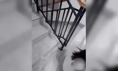 海角乱伦大神『巨乳表姐住我家』表姐又喝醉了，不顾阻拦非要在楼梯间给我口交！挡都挡不住！