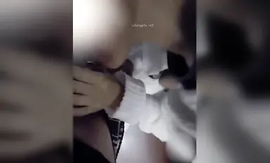 海角乱伦大神『巨乳表姐住我家』表姐又喝醉了，不顾阻拦非要在楼梯间给我口交！挡都挡不住！