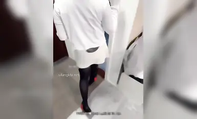 海角乱伦大神『巨乳表姐住我家』送给巨乳表姐的礼物，让我把持不住直接推倒，无法抑制的欲火！ ！