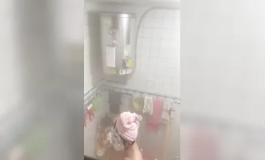 น้องสาวเพื่อนบ้านอาบน้ำ 4