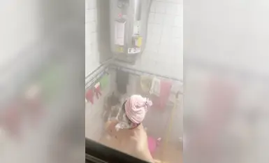 น้องสาวเพื่อนบ้านอาบน้ำ 4