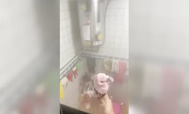 น้องสาวเพื่อนบ้านอาบน้ำ 4