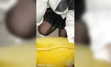 -海角女色狼『雅雅想睡親哥』鑽石貼合集，女追男隔層紗 爆操失禁白漿流一床，淫盪的小逼逼被哥哥操噴了一床的尿 (8)