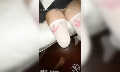 -海角女色狼『雅雅想睡親哥』鑽石貼合集，女追男隔層紗 爆操失禁白漿流一床，淫盪的小逼逼被哥哥操噴了一床的尿 (8)