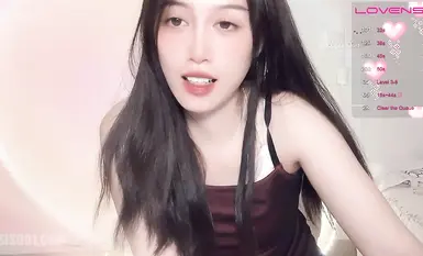 【Stripchat】清純可愛反差眼鏡娘女主播「sydney」鄰家姐姐水超多，跳蛋按摩粉嫩小穴濕潤