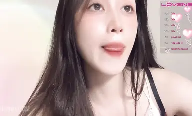 【Stripchat】清純可愛反差眼鏡娘女主播「sydney」鄰家姐姐水超多，跳蛋按摩粉嫩小穴濕潤