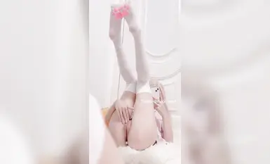 White tiger pink hole Loli "Fox bone moon_qqm" outdoors exposed super tender hole masturbation out of white juice, fat and tender white tiger tender B eager to be fucked by big cock daddy (2)