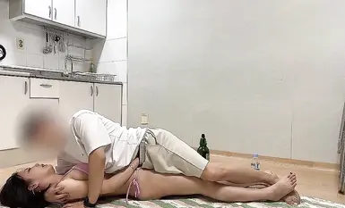 ดาราสาวชื่อดังระดับท็อปของเกาหลีใต้ “ซันวอลล์” “ฮันซานเยว่” โชว์หน้าสดและถ่ายรูปส่วนตัวกับแฟนๆ เธอไปเที่ยวทะเลตอนกลางคืนและกลับมาที่อพาร์ตเมนต์เพื่อเล่นเกมและถูกบังคับให้มีเซ็กส์ เขารู้ดีจริงๆ ว่าต้องทำยังไง