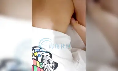 【2025年新流】海角乱伦大神【D罩杯的一线天女儿】趁着女儿睡觉，潜入房问强奸她！心里突然放大了我的欲望