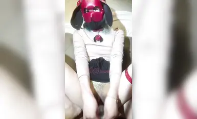 같은 프레임에 얼굴을 맞대고 있는 소녀 "나랑 장난치지 마"는 지웨이가 어린 나이에 너무 음탕해서 앞으로 곤경에 처할 것임을 보여준다. 엄청 부드러운 작은 음탕녀는 사람 모양의 암캐이고 부자들의 장난감이다(2)