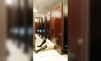 及膝襪和褲子被脫掉，露出下半身