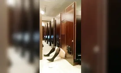 ถอดถุงเท้าและกางเกงถึงเข่าออกและเปิดเผยส่วนล่างของร่างกาย