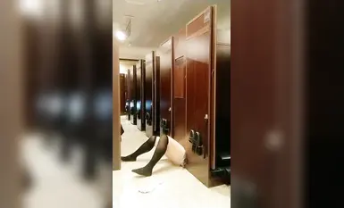 ถอดถุงเท้าและกางเกงถึงเข่าออกและเปิดเผยส่วนล่างของร่างกาย