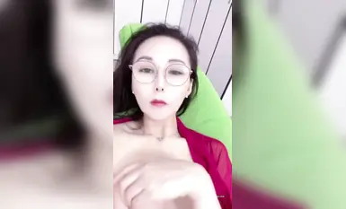 【抖音】高挑絲襪熟女『藍色的海』自慰騷穴特寫6V_淫語不斷勾引操她的騷逼 (2)