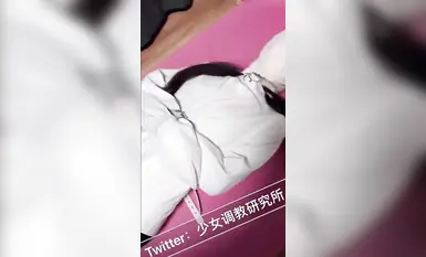 專玩清純蘿莉大神『少女調教研究所』把可愛小蘿莉調教成乖巧小母狗，長得越乖_玩的越嗨_表面乖乖女_私下小母狗