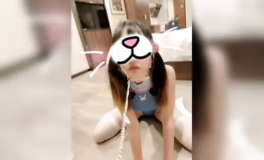 喜欢被粗暴对待把自己最淫贱的模样赤裸裸毫无保留的展现在大鸡巴面前自己板着腿把骚逼的最佳进入视角展示给主人迎合着大鸡