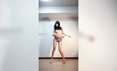 推特動感裸舞小美女【玉米yum_707】2月新福利裸舞插穴內射秀