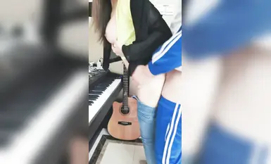 超爽劇情演繹_周未去音樂老師家補課被音樂老師調戲強行做愛！對白清晰有趣，十分刺激精彩