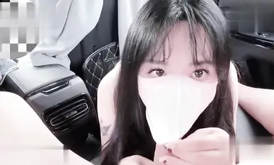 สาวสวยหน้าอกใหญ่กินไก่และนวดเท้า เธอมีเซ็กส์กลางแจ้งในรถ หน้าอกธรรมชาติที่สวยงามของเธอช่างน่าทึ่ง