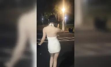 痴女のオマンコを刺激して屋外に露出させ、卑劣な男に舐められるように誘惑する