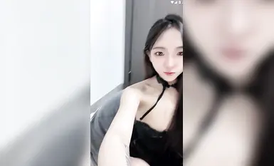 Kaki panjang, kaki lembut, jalang kecil yang cantik, pakaian tembus sutera hitam sehelai, kaki lembut menunjukkan kata-kata lucah, melutut untuk melancap dengan pelbagai alat peraga jauh ke dalam faraj (13)