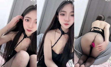 长腿嫩足颜值小母狗，连体黑丝透视装，嫩足展示淫语挑逗，跪地自慰各种道具深插骚穴(13)