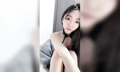 긴 다리, 부드러운 발, 아름다운 작은 년, 원피스 검은색 실크 시스루 의상, 음란한 단어가 보이는 부드러운 발, 다양한 소품을 깊숙이 넣어서 자위하기 위해 무릎을 꿇고 있음 (14)